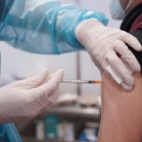 Environ 7 millions de doses attendraient encore dans les frigos de l'armée, alors que la vaccination a fortement ralenti ces derniers mois en Suisse.
